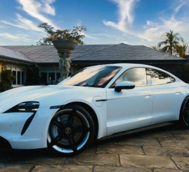 How Luxury Cars Became Part of Dubai’s Travel Culture