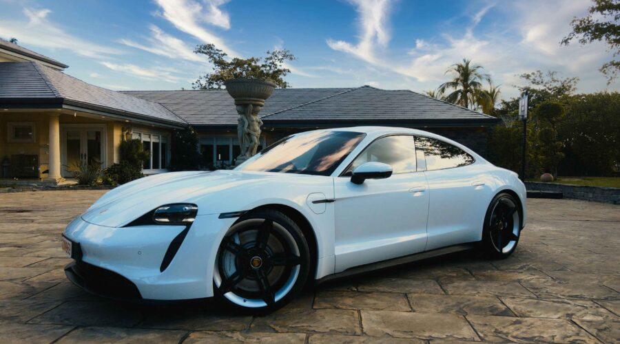 How Luxury Cars Became Part of Dubai’s Travel Culture
